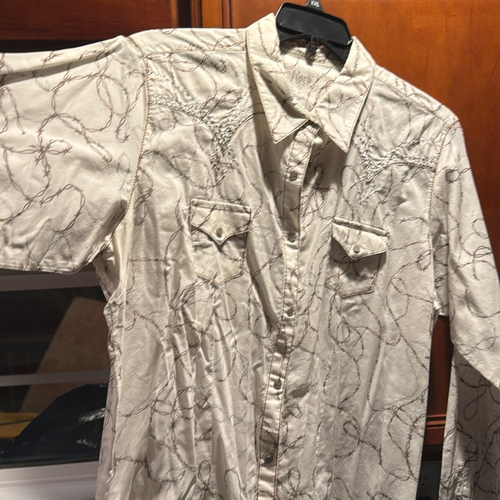 Beautiful snap down cowgirl shirt.